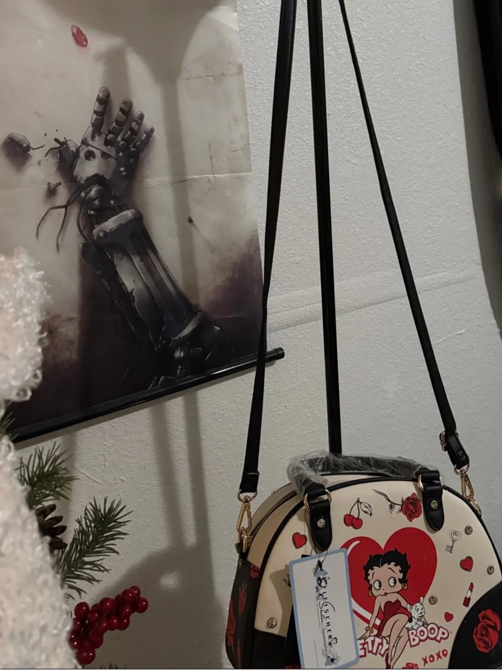 Betty Boop Cream Crossbody Bag with Red Heart and Black Trim - Picture 3 of 6